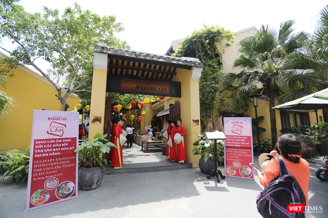 Chiều 6/3, tại Nhà hàng Madame Lân (số 4 Bạch Đằng, quận Hải Châu, Đà Nẵng) đã diễn ra buổi giao lưu ẩm thực giữa giữa các đầu bếp của tàu sân bay Mỹ với với đầu bếp địa phương