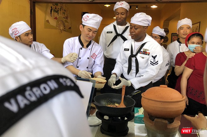 Thủy thủ tàu sân bay USS Carl Vinson mê... bánh xèo Việt Nam ảnh 26