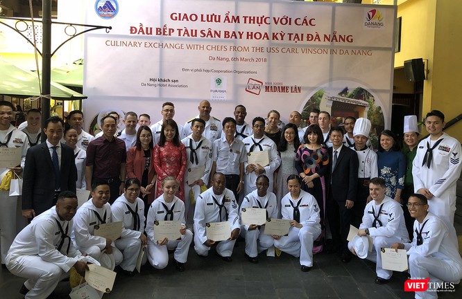 Ban tổ chức giao lưu trao chứng nhận cho các thủy thủ tham gia giao lưu
