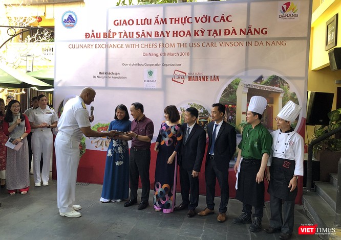 Phía chỉ huy tàu trao kỷ niệm cho ban tổ chức địa phương