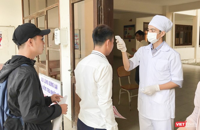 Ảnh: Ngày đầu sinh viên ở Đà Nẵng đến trường sau 4 tuần nghỉ phòng dịch COVID-19 - ảnh 2