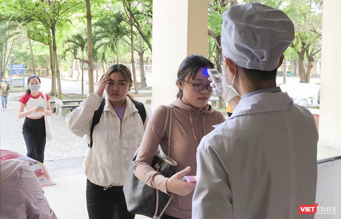 Ảnh: Ngày đầu sinh viên ở Đà Nẵng đến trường sau 4 tuần nghỉ phòng dịch COVID-19 - ảnh 3