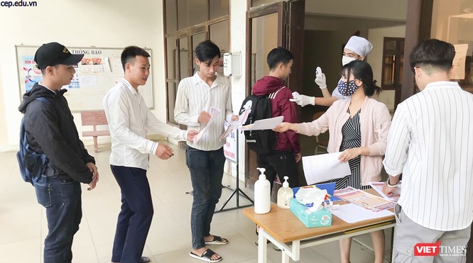 Ảnh: Ngày đầu sinh viên ở Đà Nẵng đến trường sau 4 tuần nghỉ phòng dịch COVID-19 - ảnh 1