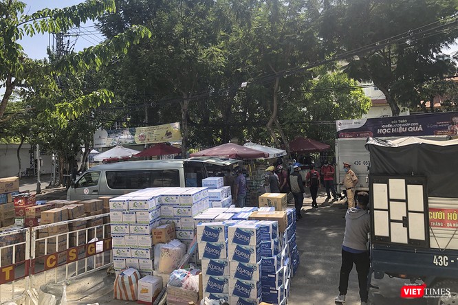 Ảnh: Tình người Đà Nẵng qua những chuyến hàng ủng hộ bác sĩ nơi tuyến đầu chống dịch - ảnh 4