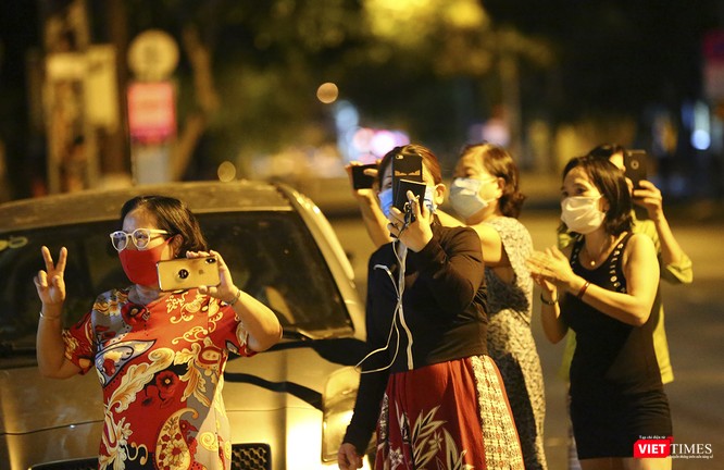 Đà Nẵng: Người dân, bác sỹ cùng hát vang “Việt Nam, Hồ Chí Minh” trong đêm tháo dỡ lệnh phong tỏa - ảnh 26