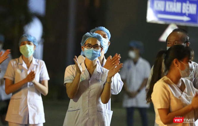 Đà Nẵng: Người dân, bác sỹ cùng hát vang “Việt Nam, Hồ Chí Minh” trong đêm tháo dỡ lệnh phong tỏa - ảnh 25