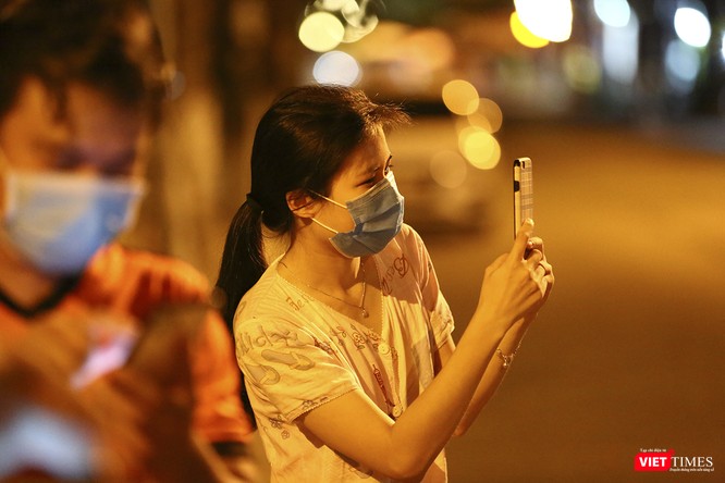 Đà Nẵng: Người dân, bác sỹ cùng hát vang “Việt Nam, Hồ Chí Minh” trong đêm tháo dỡ lệnh phong tỏa - ảnh 20