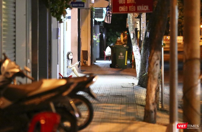 Đà Nẵng: Người dân, bác sỹ cùng hát vang “Việt Nam, Hồ Chí Minh” trong đêm tháo dỡ lệnh phong tỏa - ảnh 4