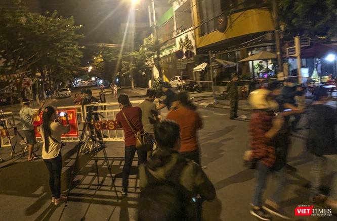 Đà Nẵng: Người dân, bác sỹ cùng hát vang “Việt Nam, Hồ Chí Minh” trong đêm tháo dỡ lệnh phong tỏa - ảnh 22