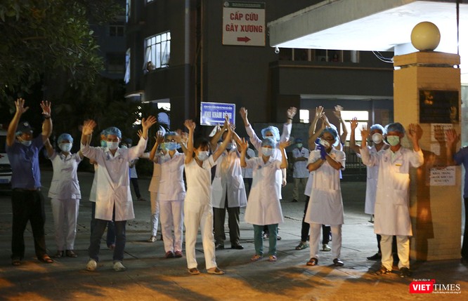 Đà Nẵng: Người dân, bác sỹ cùng hát vang “Việt Nam, Hồ Chí Minh” trong đêm tháo dỡ lệnh phong tỏa - ảnh 24