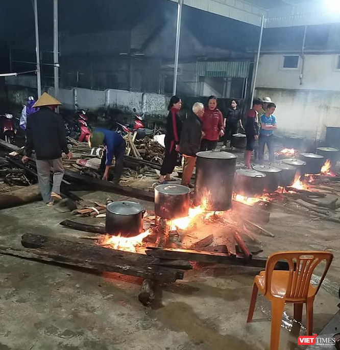Người dân Nghệ An nổi lửa, gói bánh chưng xuyên đêm để cứu trợ vùng lũ Hà Tĩnh, Quảng Bình ảnh 1