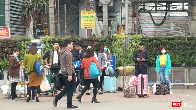 Người dân ùn ùn đổ về Hà Nội sau đợt nghỉ Tết ảnh 2
