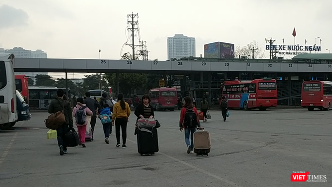Người dân ùn ùn đổ về Hà Nội sau đợt nghỉ Tết ảnh 1