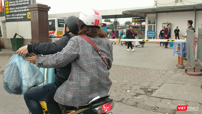 Người dân ùn ùn đổ về Hà Nội sau đợt nghỉ Tết ảnh 4