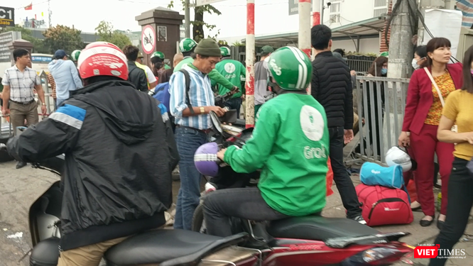 Người dân ùn ùn đổ về Hà Nội sau đợt nghỉ Tết ảnh 5