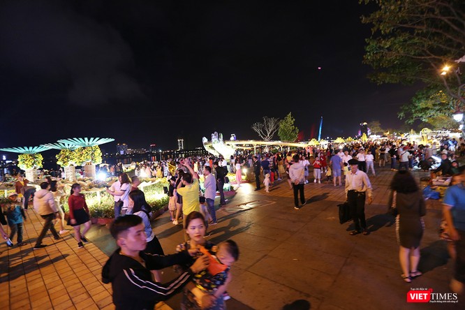 Đà Nẵng: Người dân đổ ra đường đón giao thừa ảnh 10