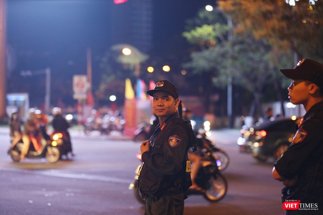 Đà Nẵng: Người dân đổ ra đường đón giao thừa ảnh 7