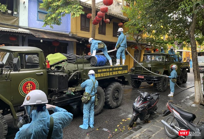 Ảnh: Hội An phun thuốc khử khuẩn COVID-19 trên toàn phố cổ ảnh 4