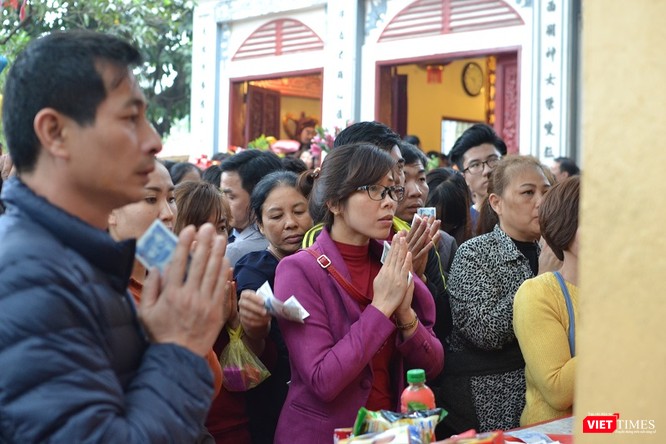 Phủ Tây Hồ chật kín người đi lễ đầu xuân ảnh 10