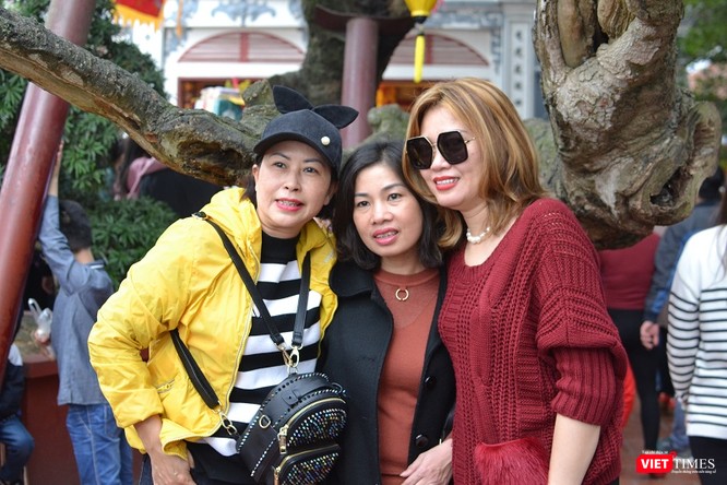 Phủ Tây Hồ chật kín người đi lễ đầu xuân ảnh 12
