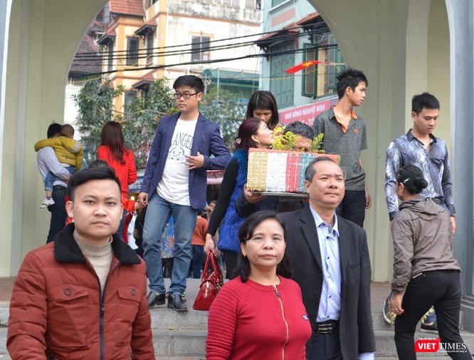 Phủ Tây Hồ chật kín người đi lễ đầu xuân ảnh 15