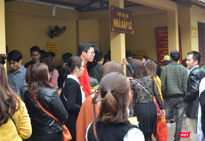 Dòng người vào Phủ cầu an giải hạn
