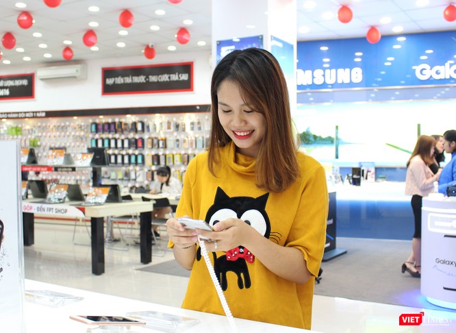 Ngày đầu mở bán iPhone X, nhiều người đội mưa tới nhận máy ảnh 10