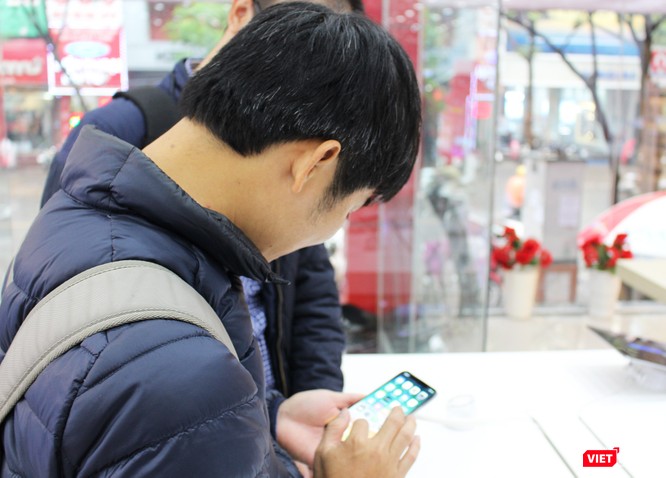 Ngày đầu mở bán iPhone X, nhiều người đội mưa tới nhận máy ảnh 11