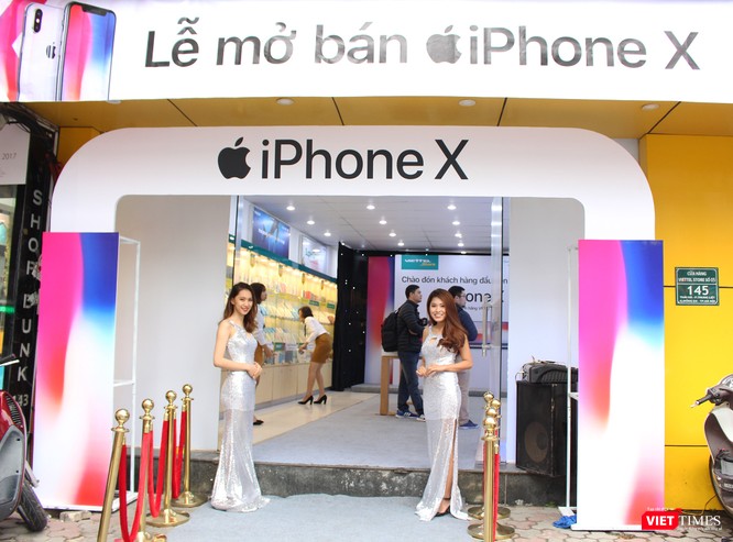 Ngày đầu mở bán iPhone X, nhiều người đội mưa tới nhận máy ảnh 1