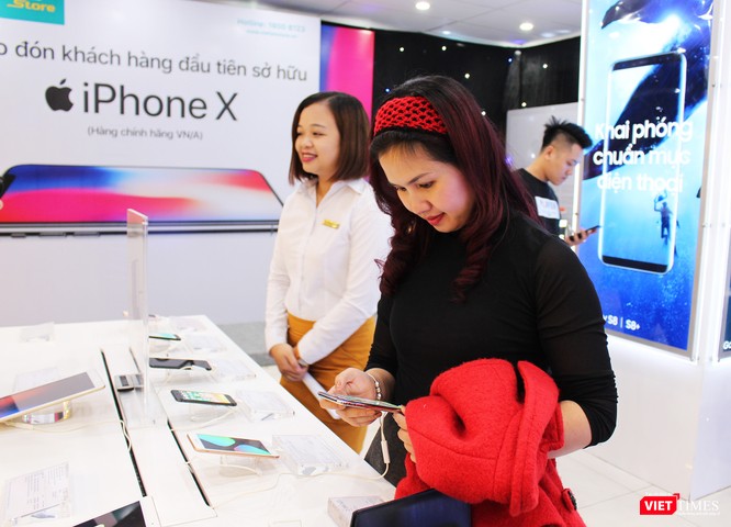 Ngày đầu mở bán iPhone X, nhiều người đội mưa tới nhận máy ảnh 2