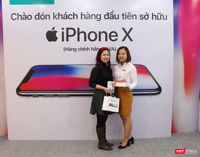 Ngày đầu mở bán iPhone X, nhiều người đội mưa tới nhận máy ảnh 3