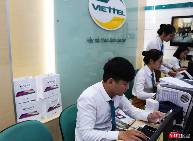 Ngày đầu mở bán iPhone X, nhiều người đội mưa tới nhận máy ảnh 5