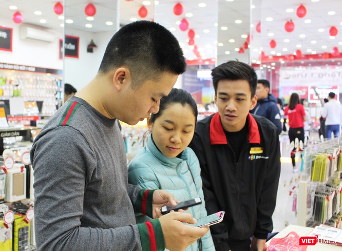 Ngày đầu mở bán iPhone X, nhiều người đội mưa tới nhận máy ảnh 6