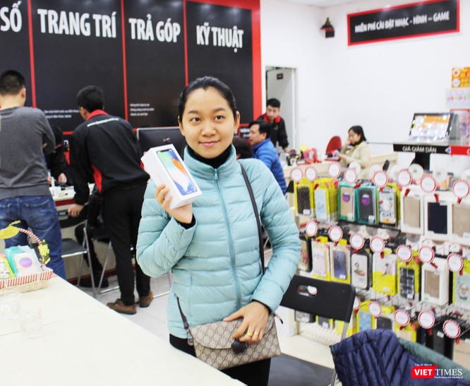 Ngày đầu mở bán iPhone X, nhiều người đội mưa tới nhận máy ảnh 7