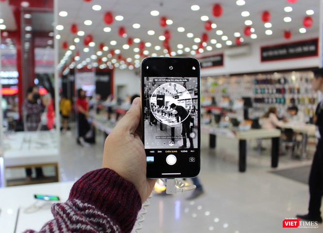 Ngày đầu mở bán iPhone X, nhiều người đội mưa tới nhận máy ảnh 9