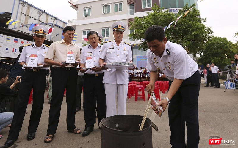 Xúc động Lễ tưởng niệm 64 liệt sĩ trong trận chiến giữ đảo Gạc Ma năm 1988 - ảnh 13