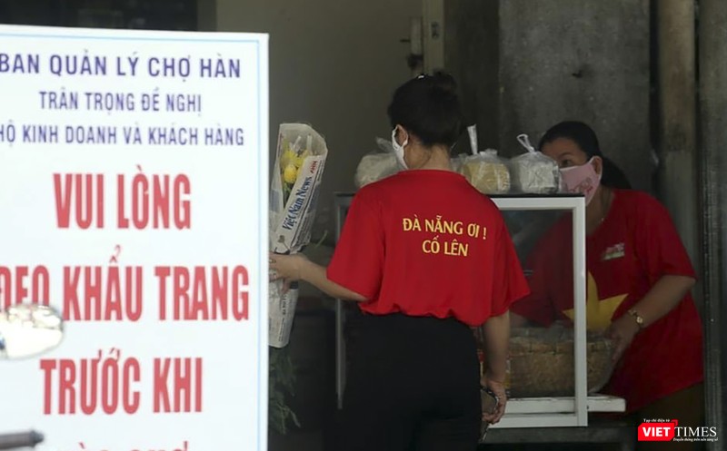 Ảnh: Tiểu thương Đà Nẵng mặc áo cờ đỏ sao vàng cổ động vượt qua dịch COVID-19 - ảnh 4