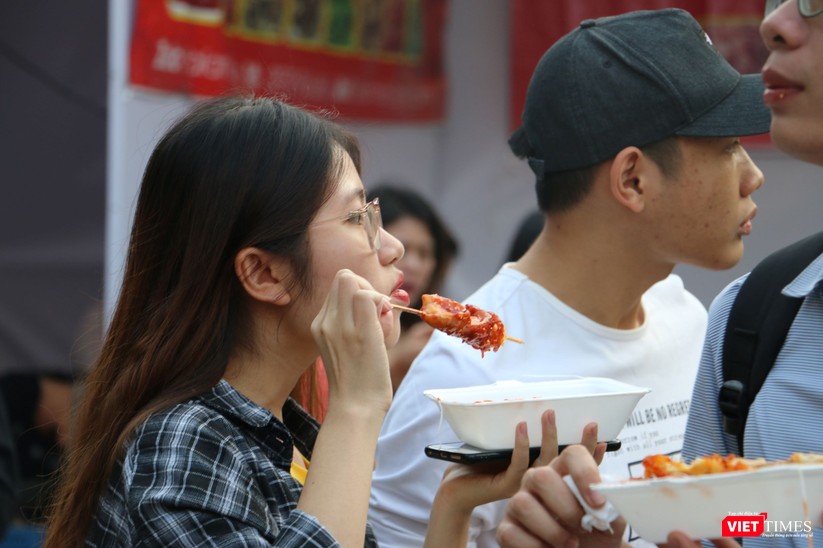 Hàng chục nghìn người chen chúc tham dự lễ hội văn hóa và ẩm thực Hàn - Việt tại phố đi bộ Hồ Gươm - ảnh 7