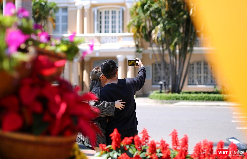 Ảnh: Đà Nẵng nắng đẹp, người dân đổ ra đường hoa đón xuân mới ảnh 18