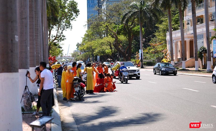Ảnh: Đà Nẵng nắng đẹp, người dân đổ ra đường hoa đón xuân mới ảnh 7