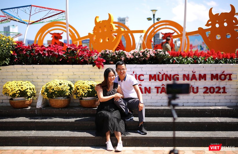 Ảnh: Đà Nẵng nắng đẹp, người dân đổ ra đường hoa đón xuân mới ảnh 21