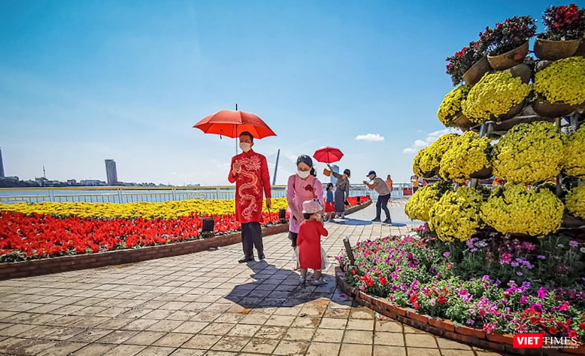 Ảnh: Đà Nẵng nắng đẹp, người dân đổ ra đường hoa đón xuân mới ảnh 10