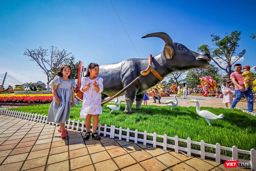 Ảnh: Đà Nẵng nắng đẹp, người dân đổ ra đường hoa đón xuân mới ảnh 11