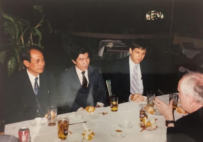 Giáo sư David Dapice trong một bữa tối với Tiến sĩ Lưu Bích Hồ, cố viện trưởng Viện Chiến lược và Phát triển, Bộ Kế hoạch và Đầu tư và ông Lê Đức Thúy, Thống đốc Ngân hàng Nhà nước, thành viên trong đoàn tham quan khảo sát về kinh tế thị trường ở Đông Á năm 1991. (Ảnh: ST) Khi kinh tế gia Harvard điều trần phản đối “dán nhãn” Việt Nam thao túng tiền tệ ảnh 1