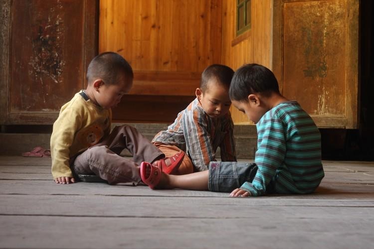 Những đứa trẻ bị bỏ lại ở nông thôn Trung Quốc. Ảnh: People's Daily