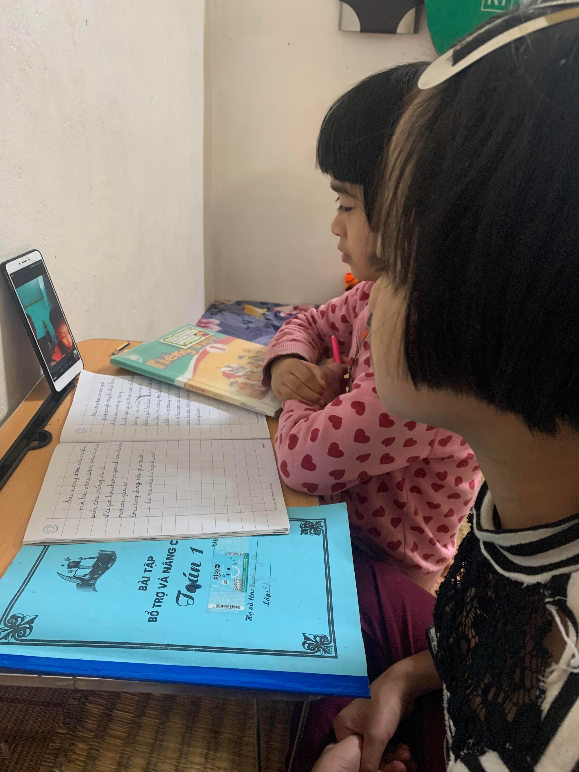 Hai em nhỏ cùng học trực tuyến. Hai em nhỏ cùng học trực tuyến.