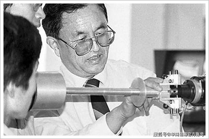 &quot;Cha đẻ của robot Trung Quốc&quot; -Jiang Xinsong