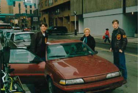 Bức ảnh chụp Musk cùng em trai và bà ngoại khi ông còn học tại Đại học Queen (phải). Hình ảnh lấy từ trang web chính thức của Đại học Queen’s ở Canada.