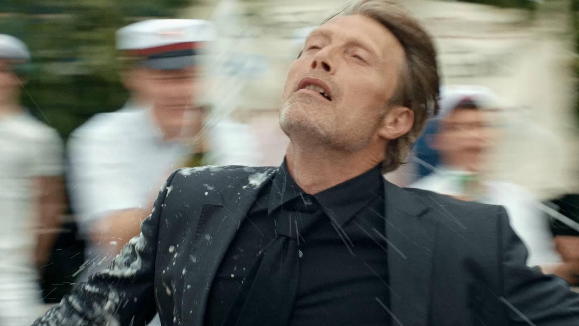 Mads Mikkelsen nổi bật trong dàn diễn viên của bộ phim Another Round Mads Mikkelsen nổi bật trong dàn diễn viên của bộ phim Another Round