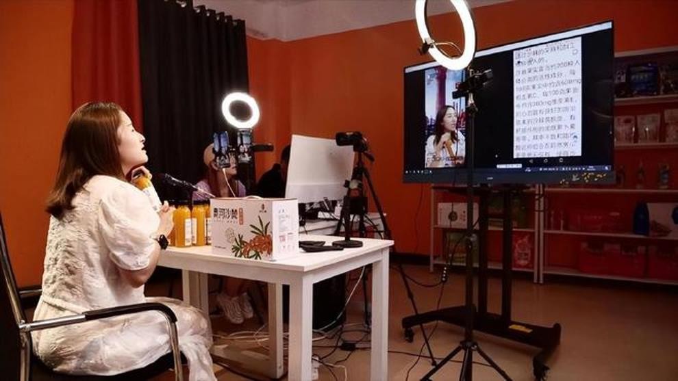 Người Livestream mặc sức quảng cáo thổi phồng công dụng của TPCN để bán hàng. Ảnh: NetEasy. Livestream ban TPCN.jpg